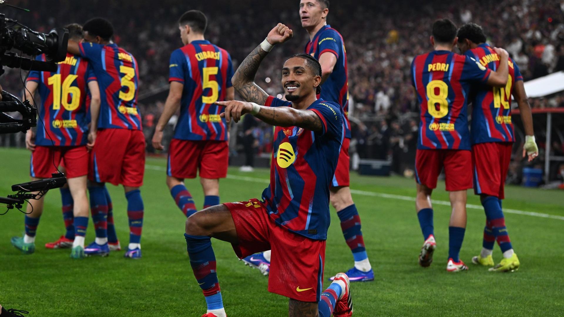 Raphinha, celebrando un gol contra el Real Madrid