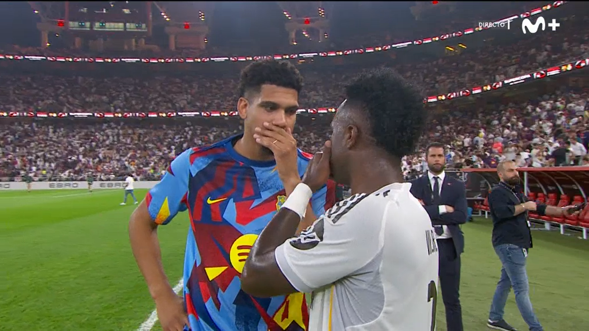 Ronald Araujo y Vinicius, hablando en la Supercopa