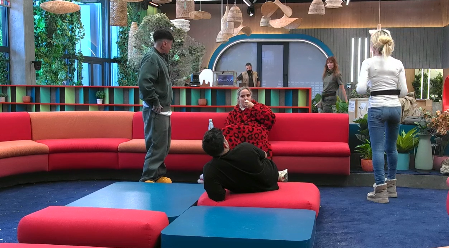 Sonia y Cristina discuten en el salón