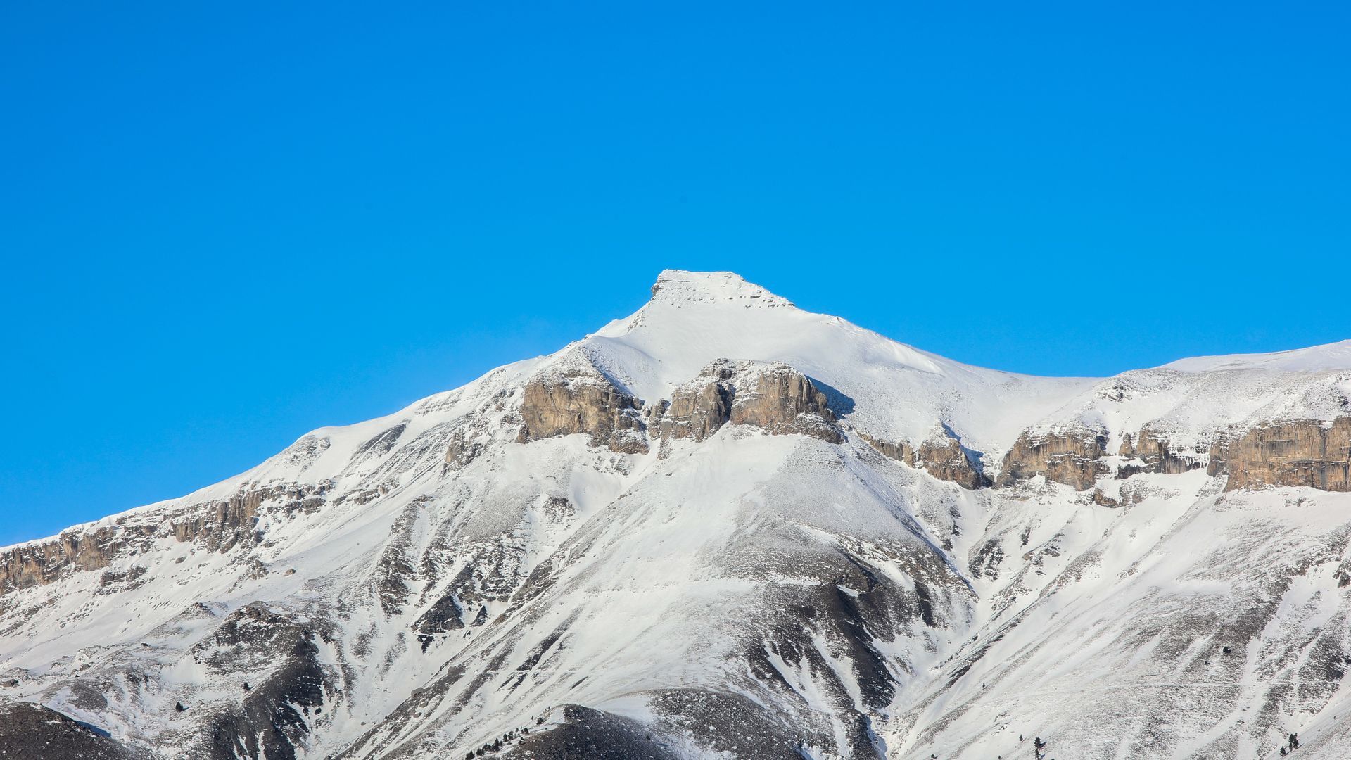 Tres esquiadores muertos y uno gravemente herido tras una avalancha de nieve en los Alpes franceses