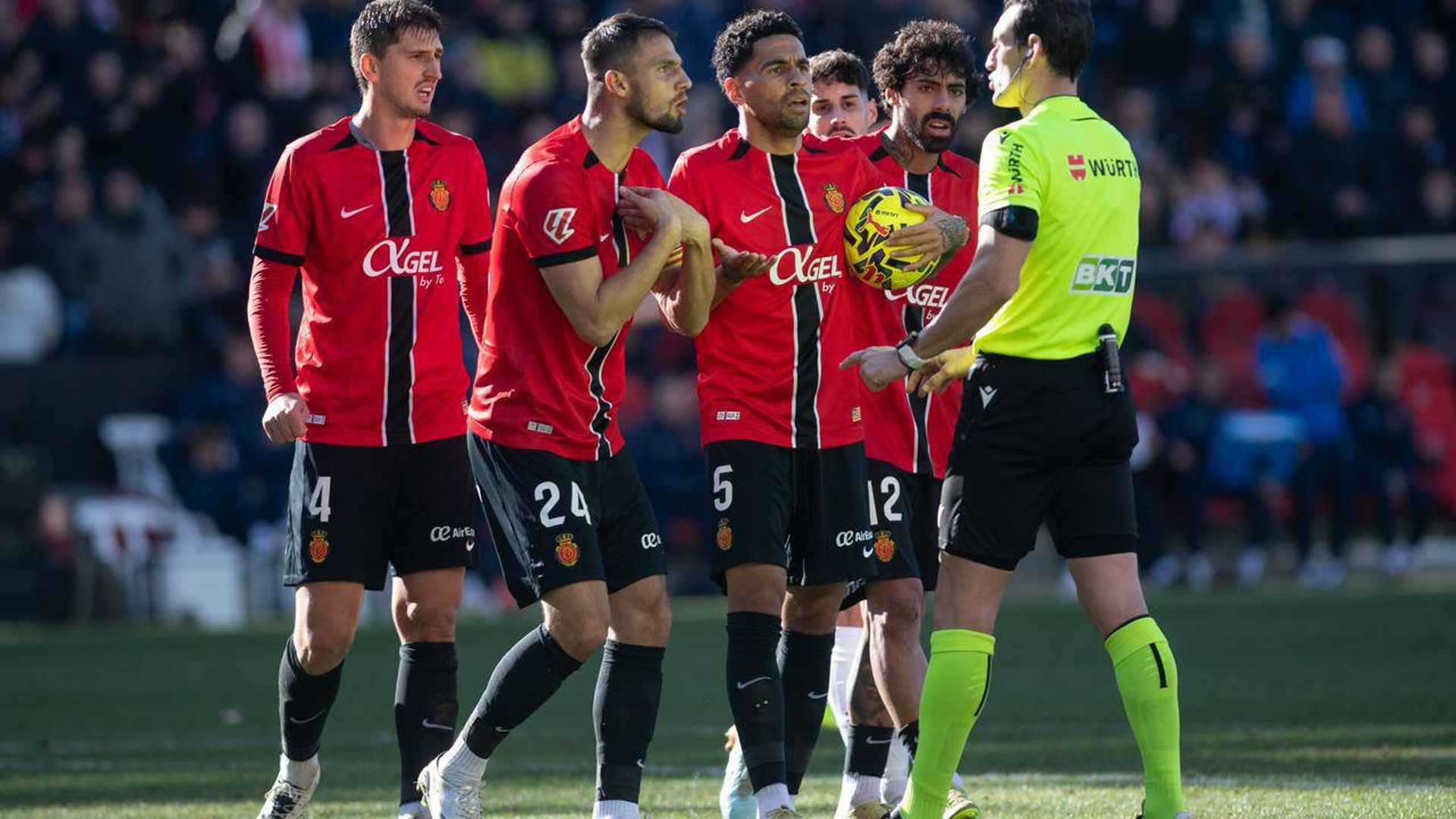 Valjent quejandose al árbrito