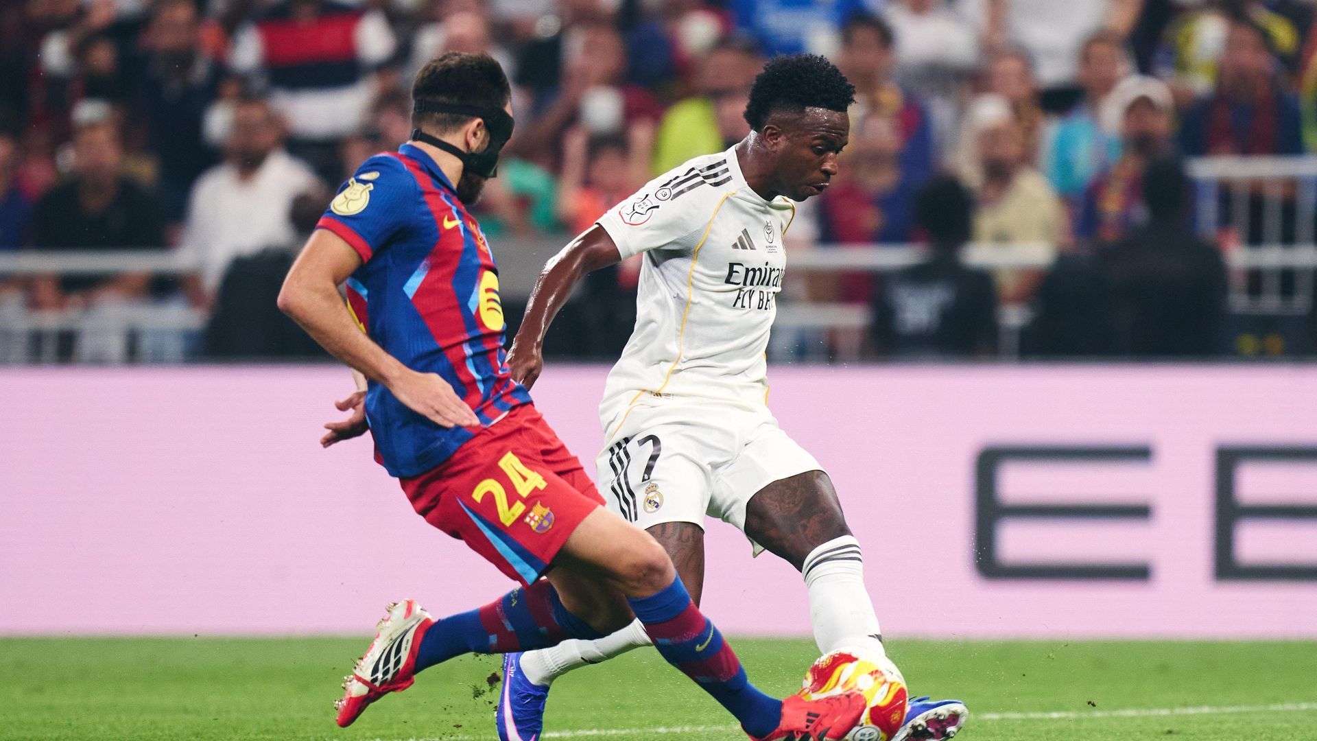 Vinicius encara a Eric García en la final de la Supercopa