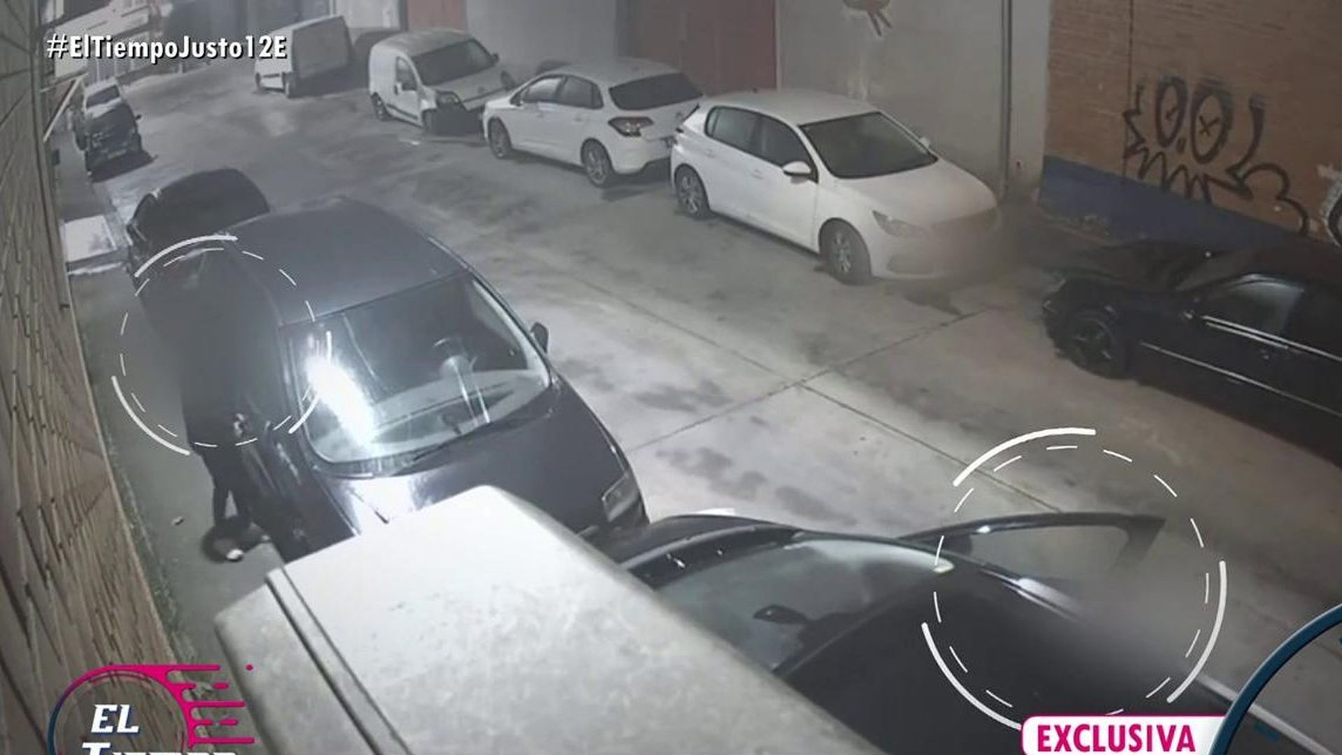 Exclusiva | Las imágenes de Adrián Gordillo, 'El Mecos' de 'Aída', saqueando seis coches junto a su hermano en un taller de Humanes