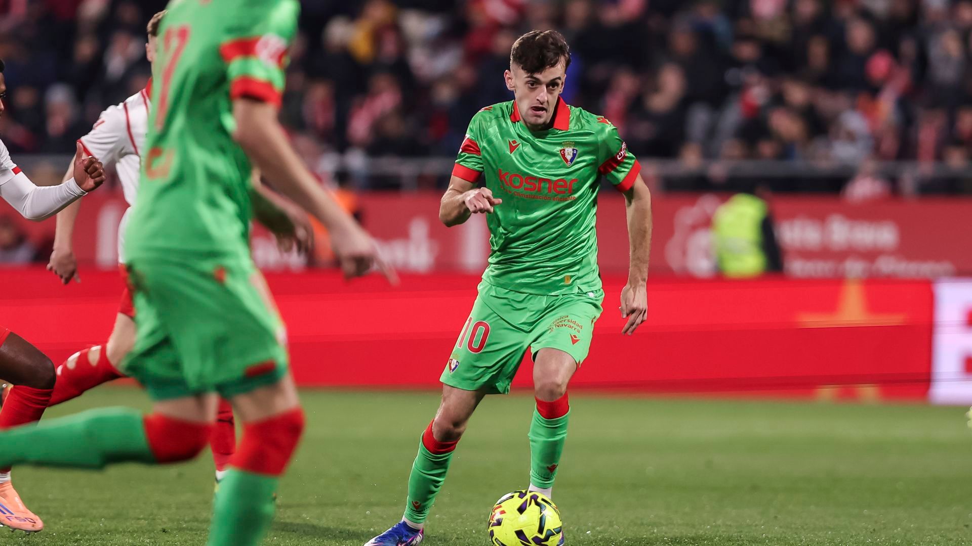 Aimar Oroz, jugando con Osasuna frente al Girona en LALIGA EA Sports