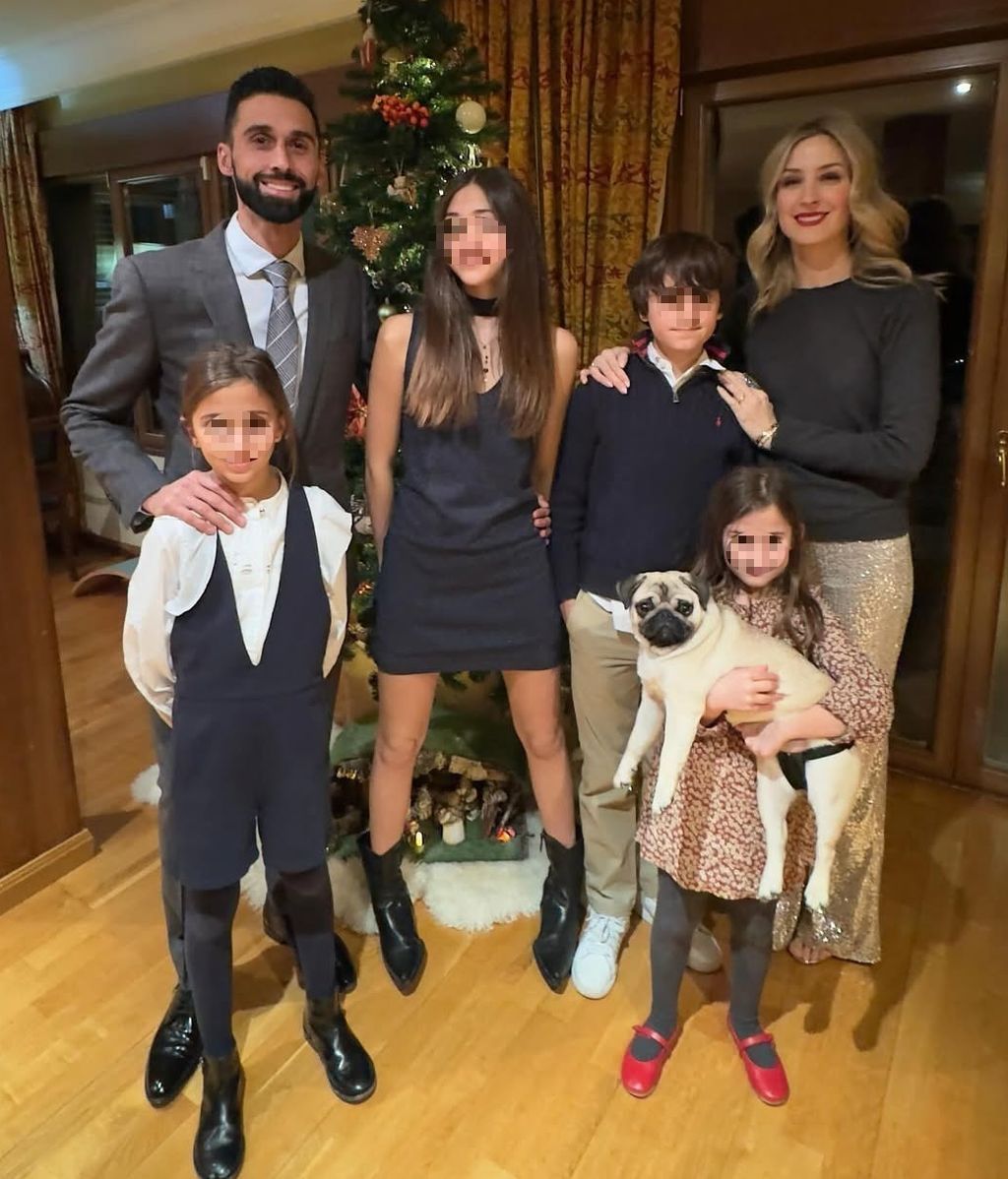 Álvaro Arbeloa con su mujer y sus cuatro hijos