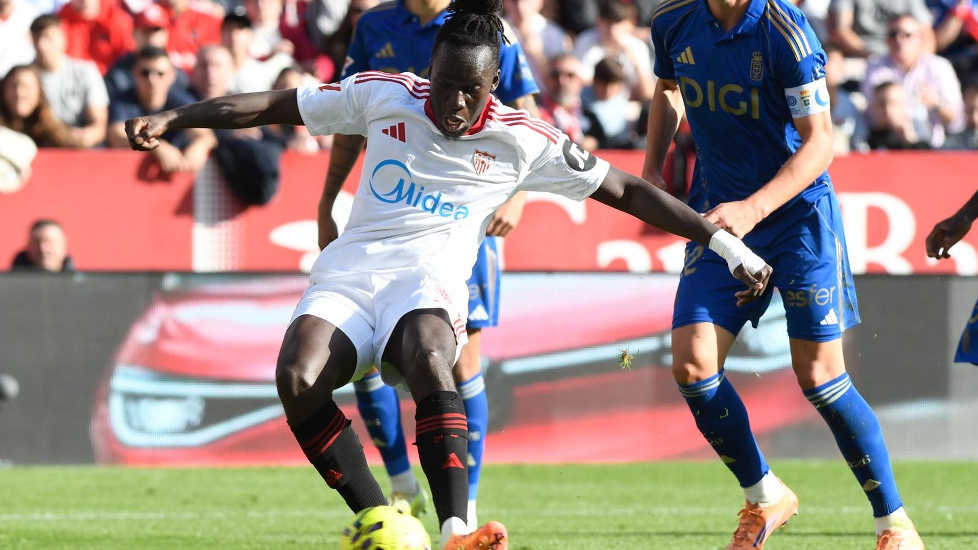 Batista Mendy, en la jugada de su gol en el Sevilla-Oviedo