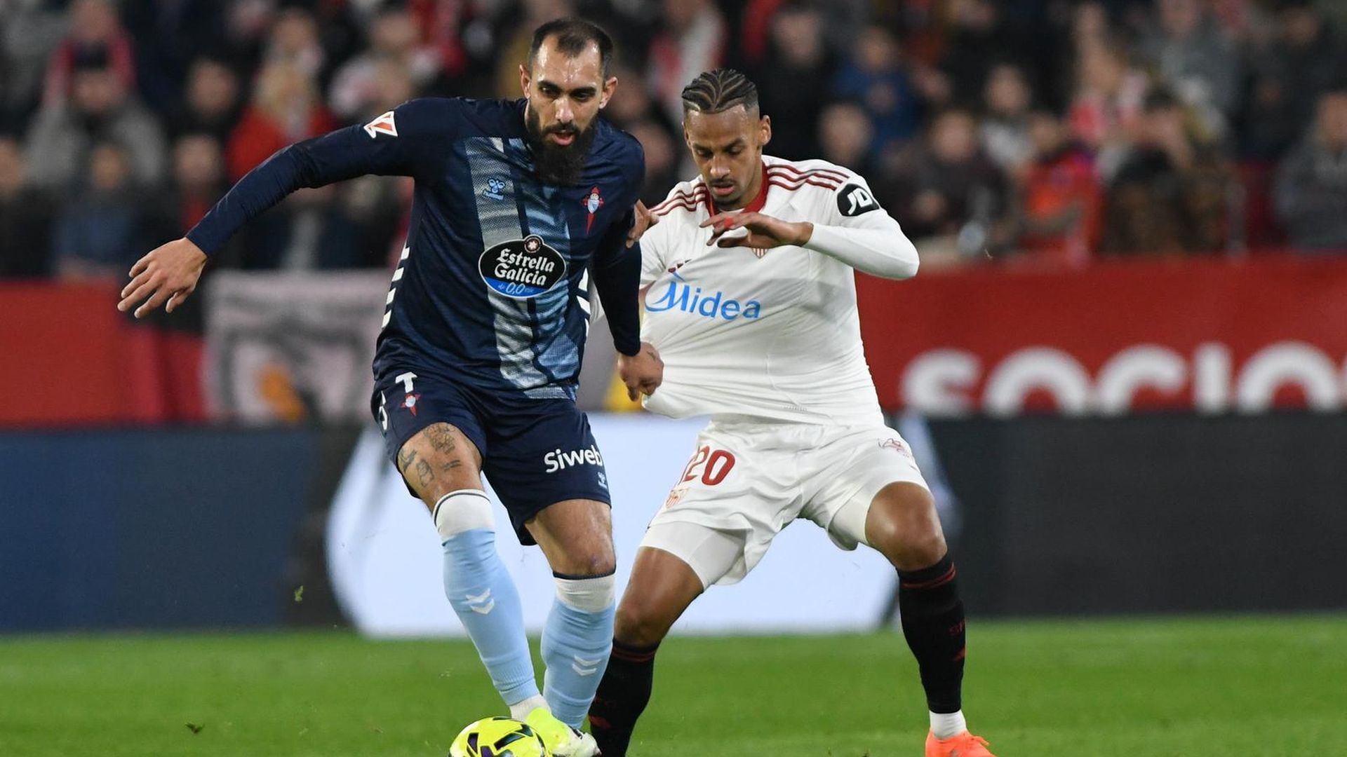 Borja Iglesias, en el Sevilla - Celta