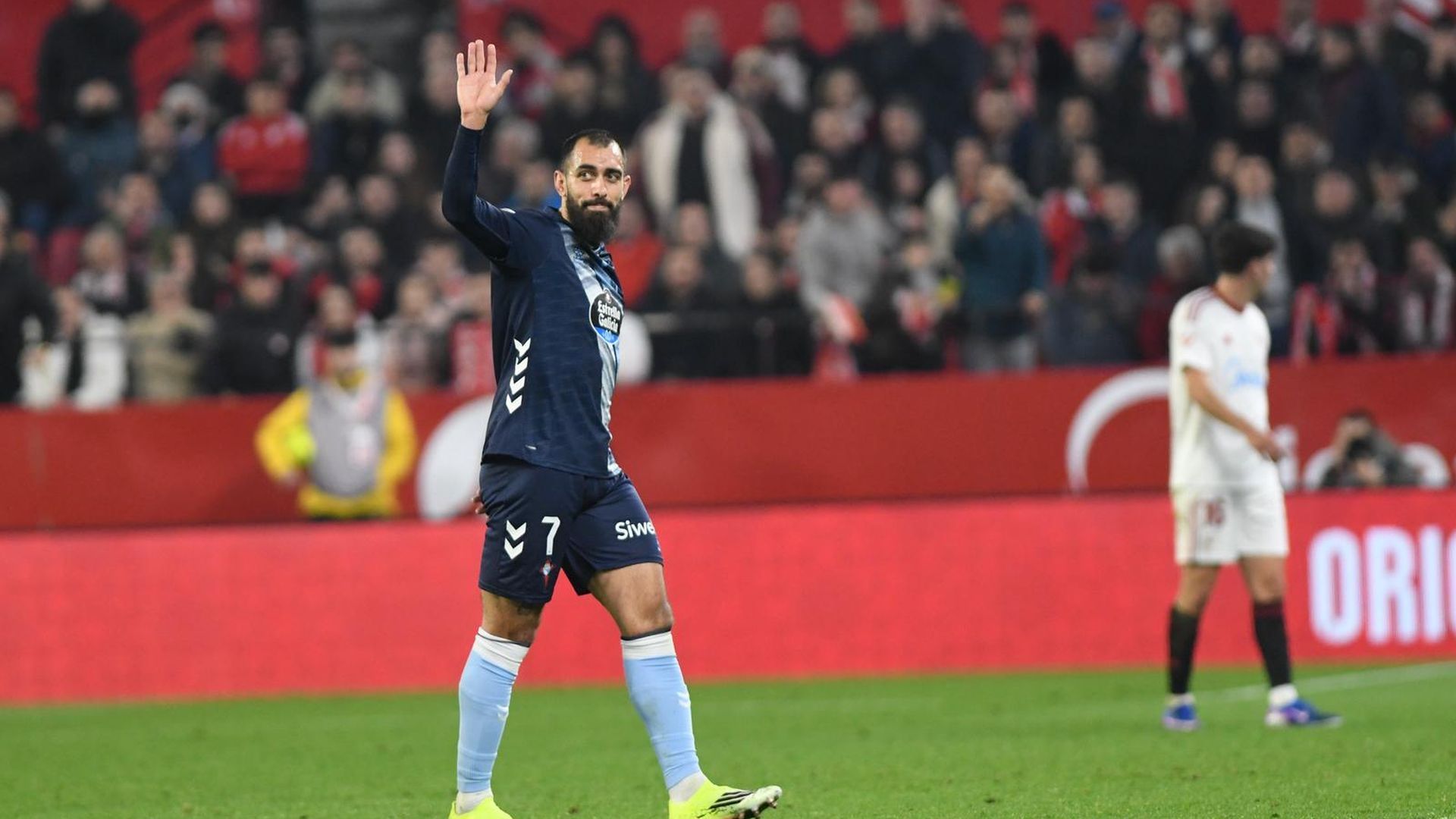 Borja Iglesias saludando en el Sánchez-Pizjuán