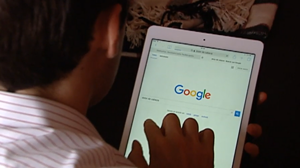 Profesionales médicos alertan de errores muy graves en los resúmenes médicos generados por la IA de Google