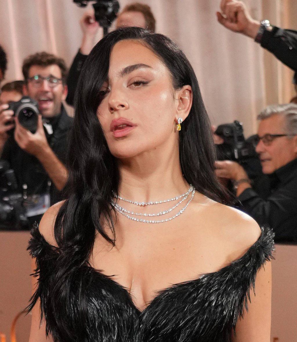 Charli XCX, con ondas 'glam' en la alfombra roja de los Globos de Oro 2026