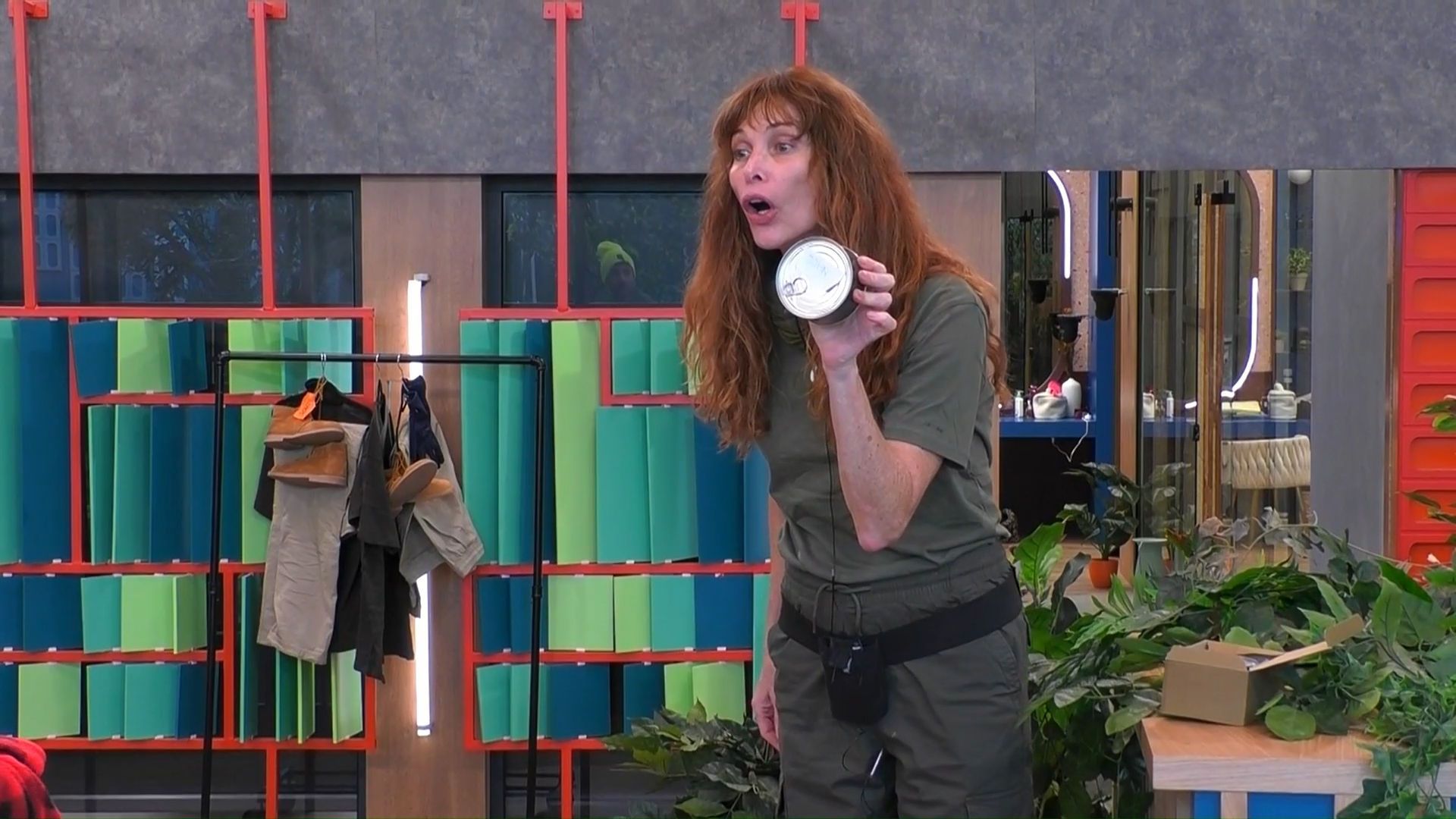 Cristina enseña la lata con el nombre de John