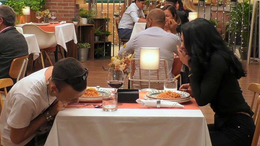 Un soltero de 'First Dates' se parte de risa al entender el "tremendo chiste malo" de su cita: “Lo pillé tardísimo”