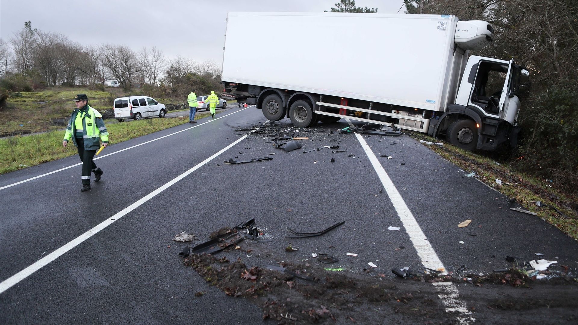 Dos fallecidos tras una brutal colisión frontal entre un turismo y un camión en Lugo