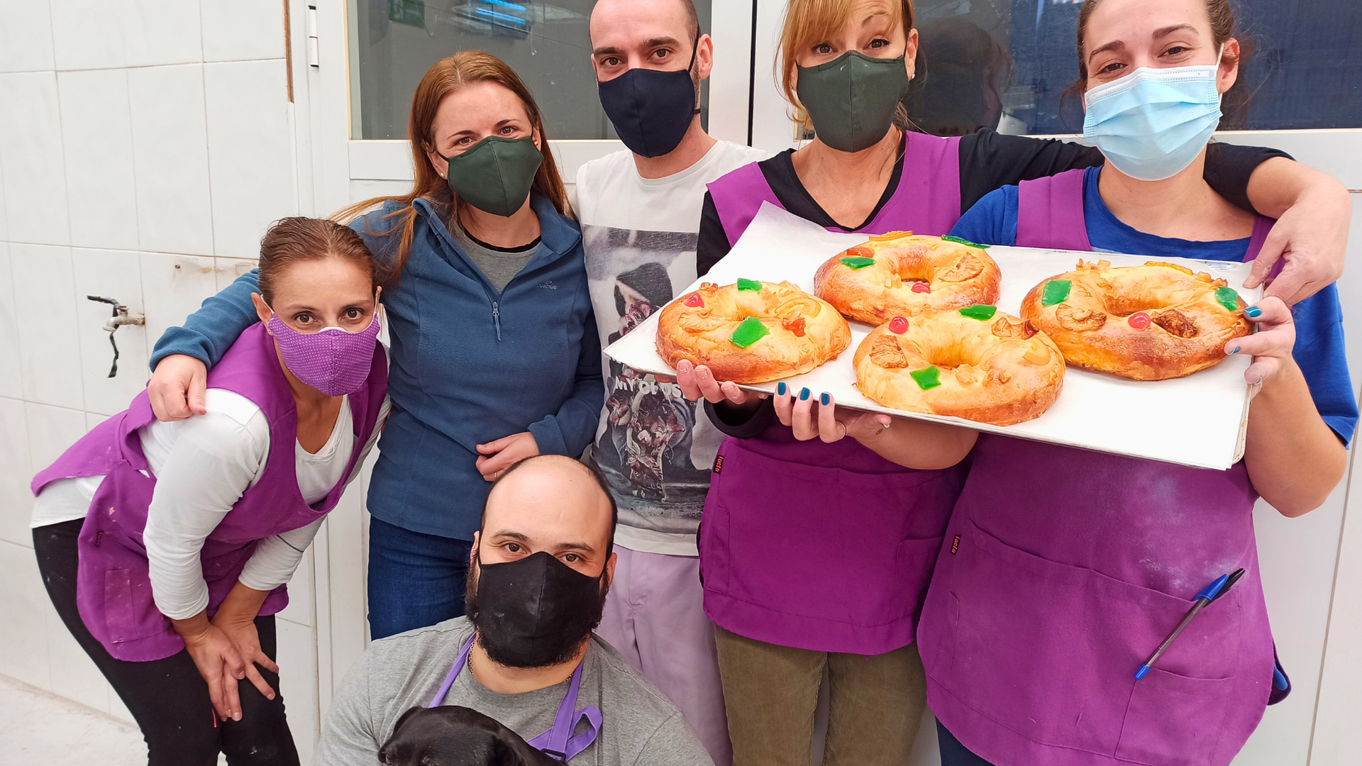 El equipo de 'Miguitas' posa con roscones para perros