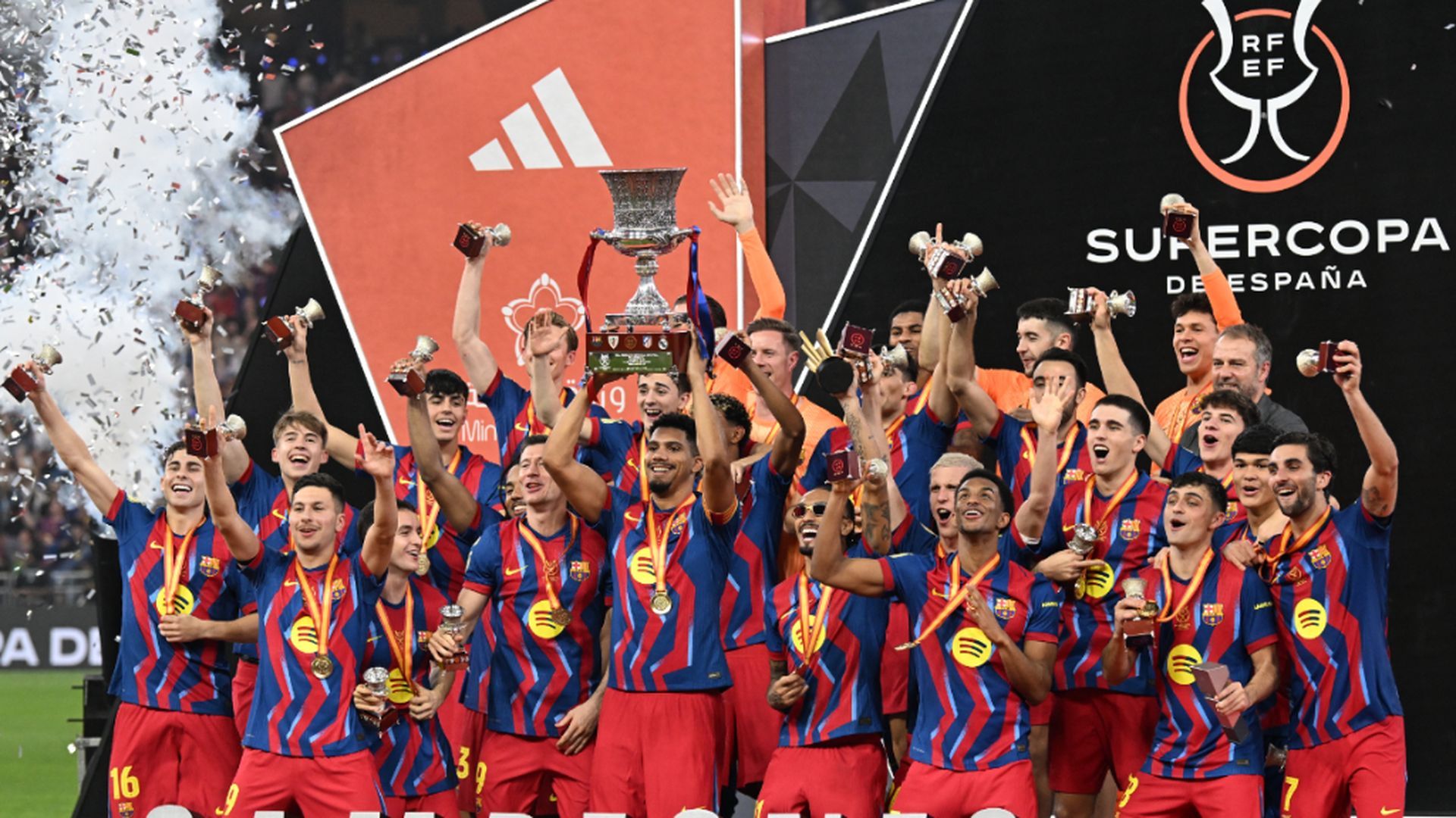 El FC Barcelona levanta la Supercopa de España