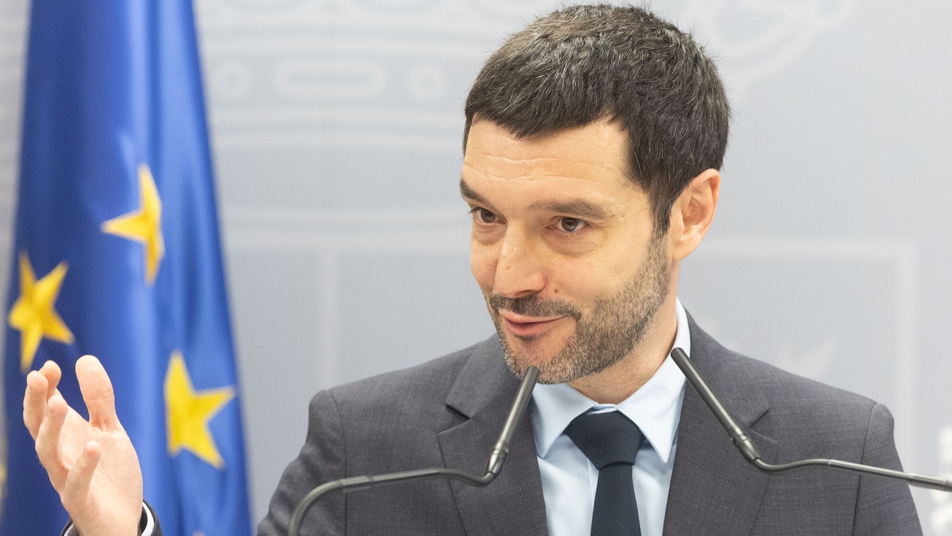 El Ministerio de Consumo limitará los gramos de azúcar en las máquinas de café y 'vending' en más centros públicos