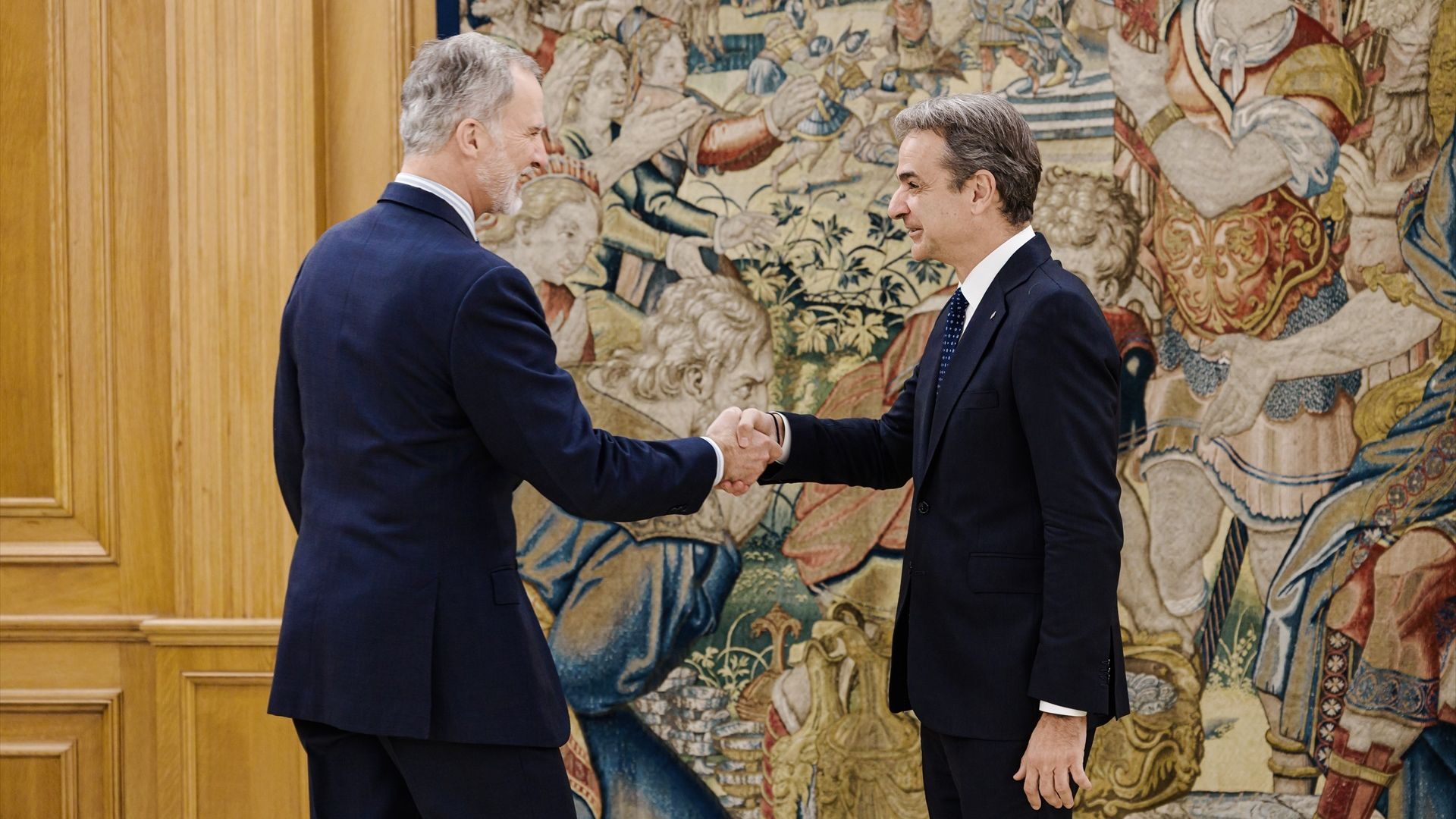 El rey Felipe VI recibe al primer ministro griego, Kyriakos Mitsotakis, en el Palacio de la Zarzuela