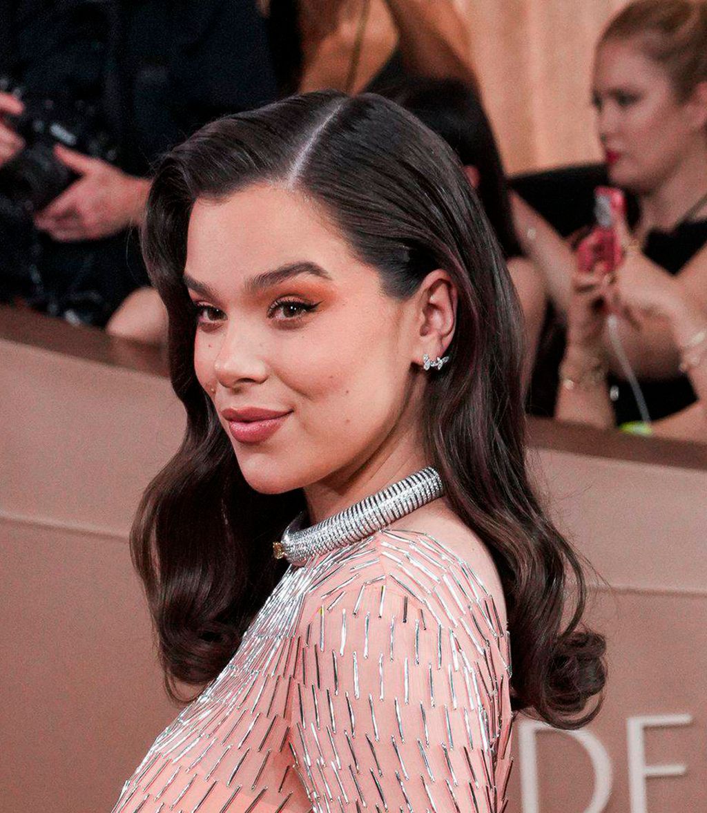 Hailee Steinfeld, con ondas 'glam' en la alfombra roja de los Globos de Oro 2026
