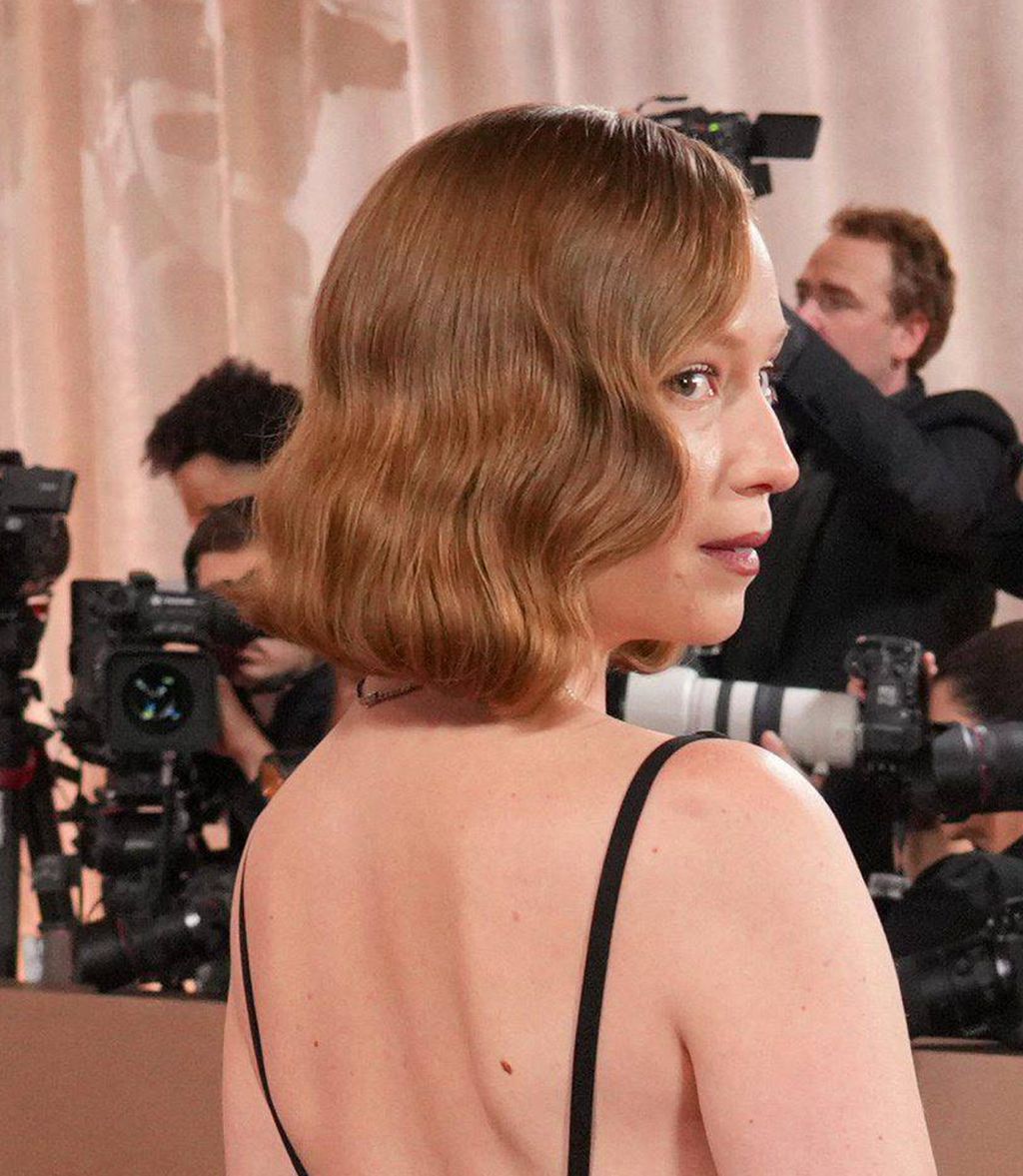 Hannah Einbinder, con ondas 'glam' en la alfombra roja de los Globos de Oro 2026