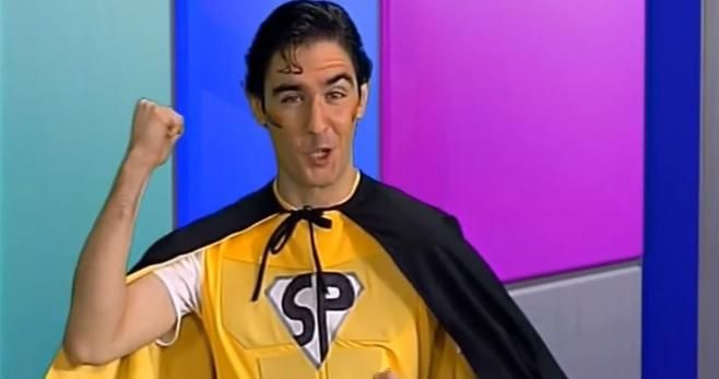 Juanra Bonet en uno de sus primeros papeles televisivos: el héroe infantil 'Super Petri'