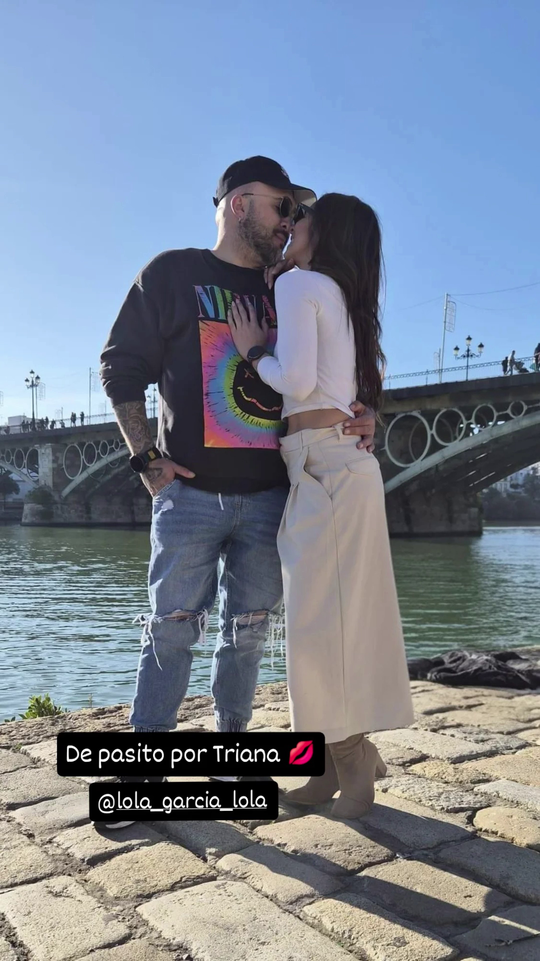 Kiko y Lola de paseo por Triana