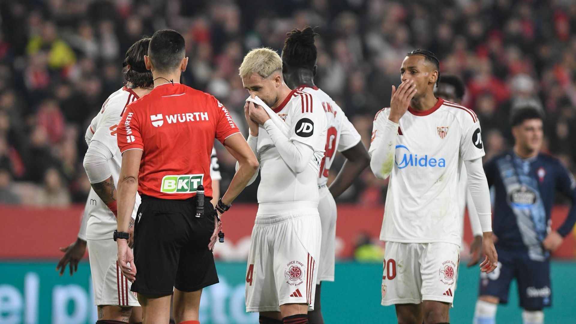 Los jugadores del Sevilla lamentan el penalti en el Sevilla-Celta