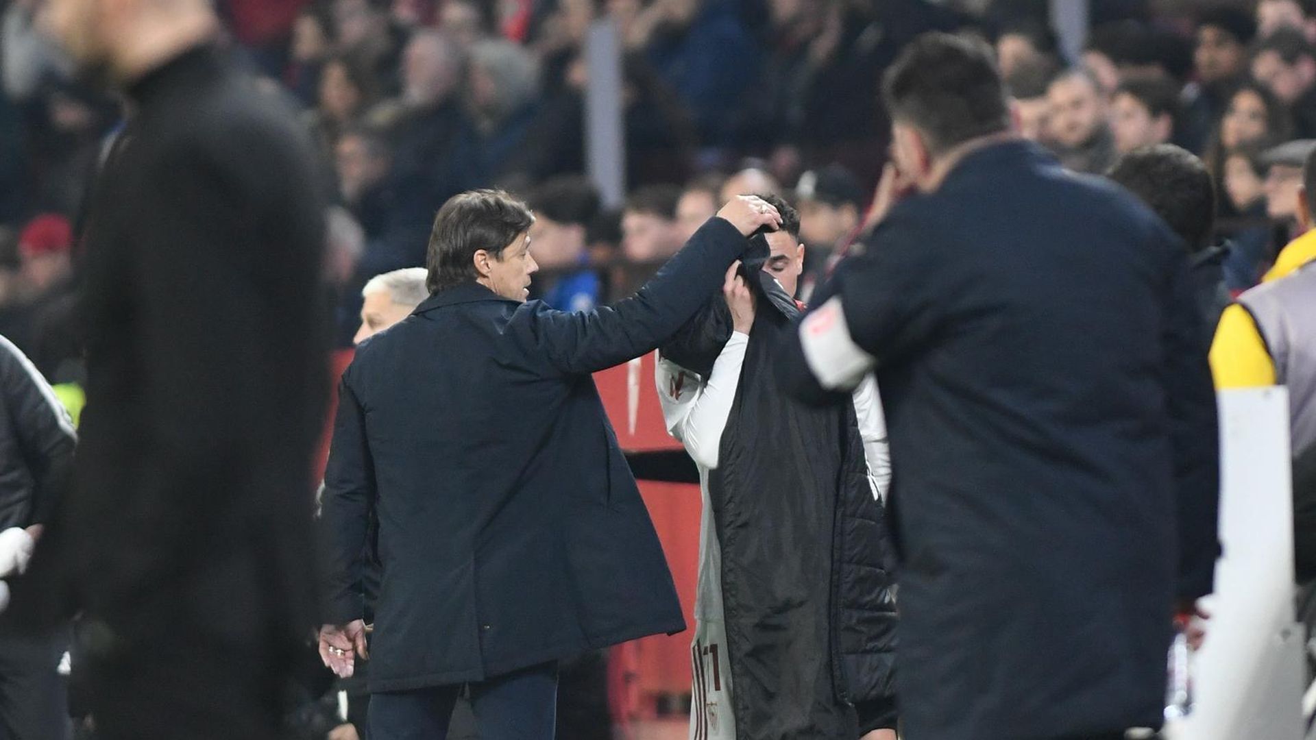 Matías Almeyda, animando a Rubén Vargas.