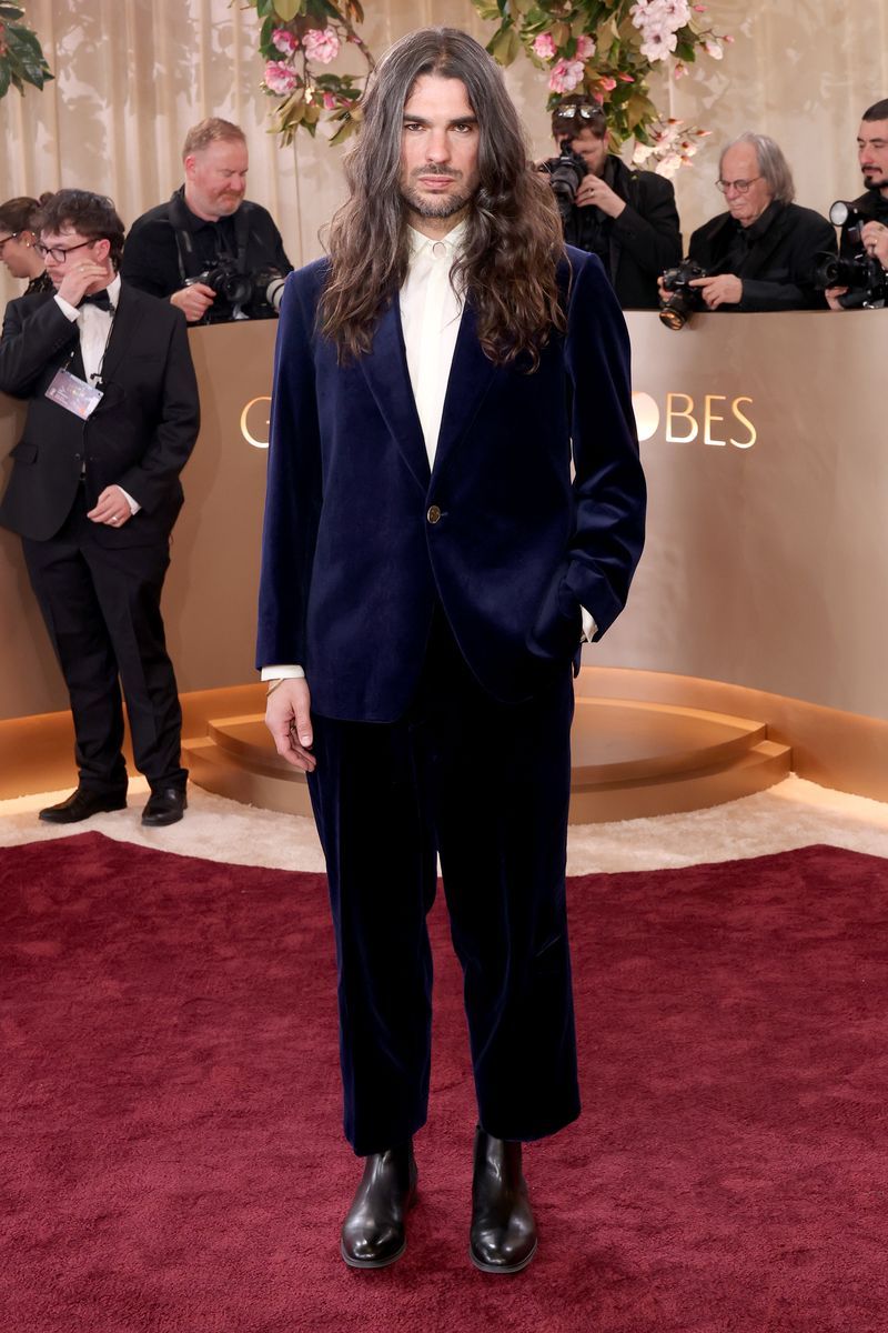 Óliver Laxe, a su paso por la alfombra roja de los Globos de Oro 2026