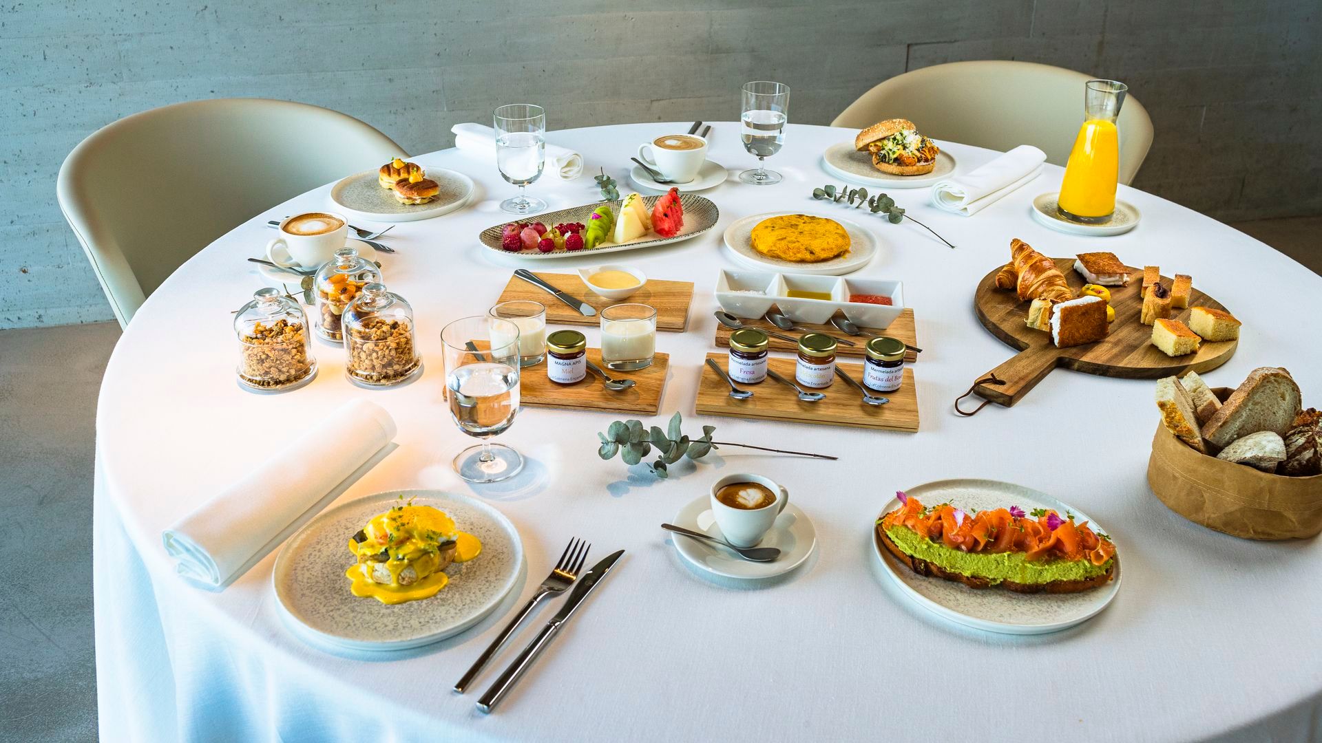 Mesa vestida con algunas de las creaciones de Nacho Solana en el restaurante recién estrellado