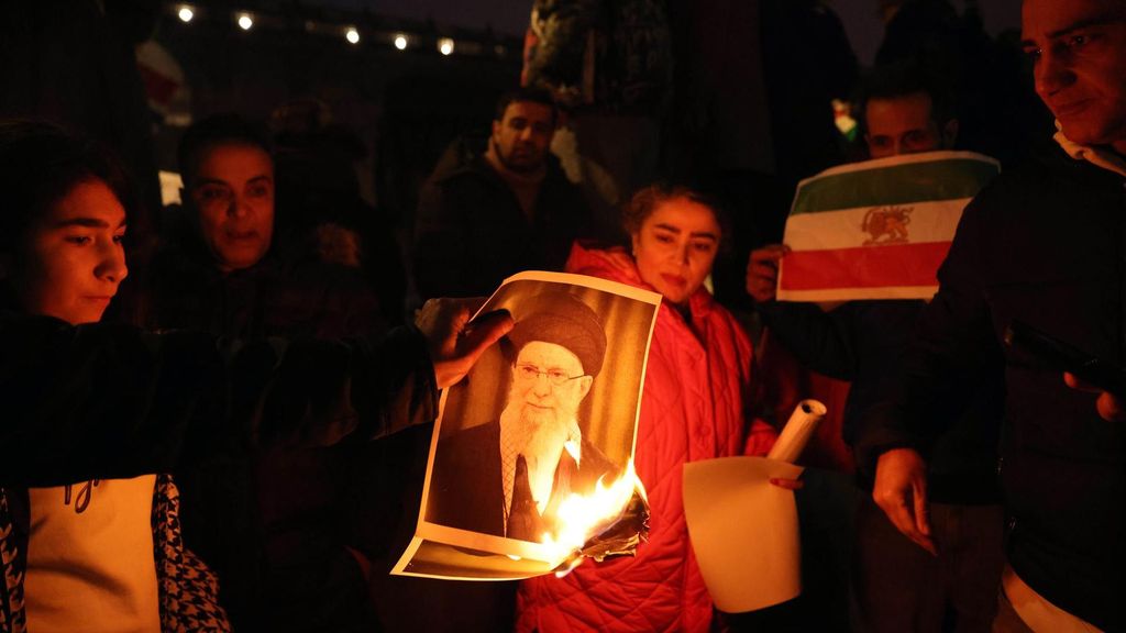 Un camión embiste a un grupo de manifestantes contra el Gobierno de Irán en Los Ángeles