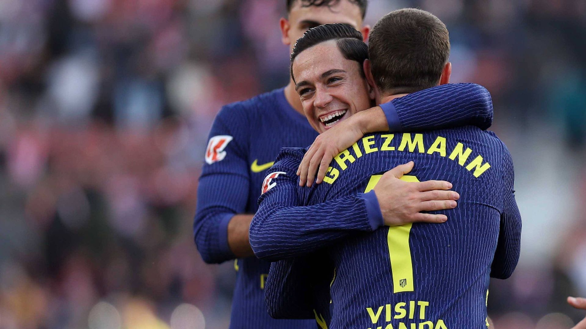 Raspadori abraza a Griezmann en un partido del Atlético de Madrid