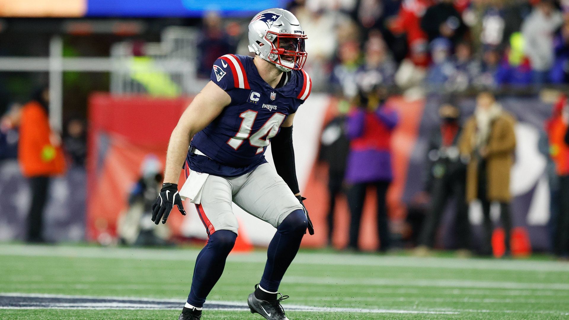 Robert Spillane en el partido entre Patriots y Charger de la NFL