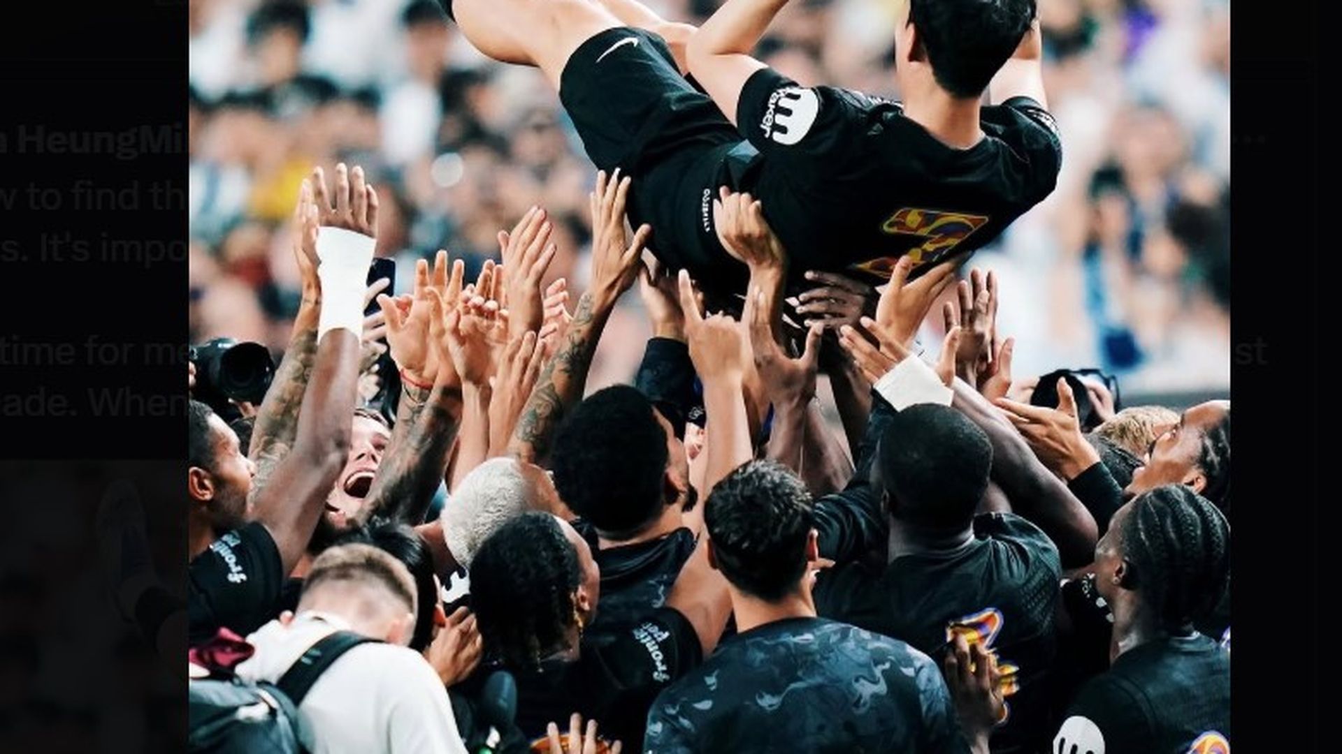 Son Heung-Min, manteado por sus compañeros del Tottenham el día de su adiós.