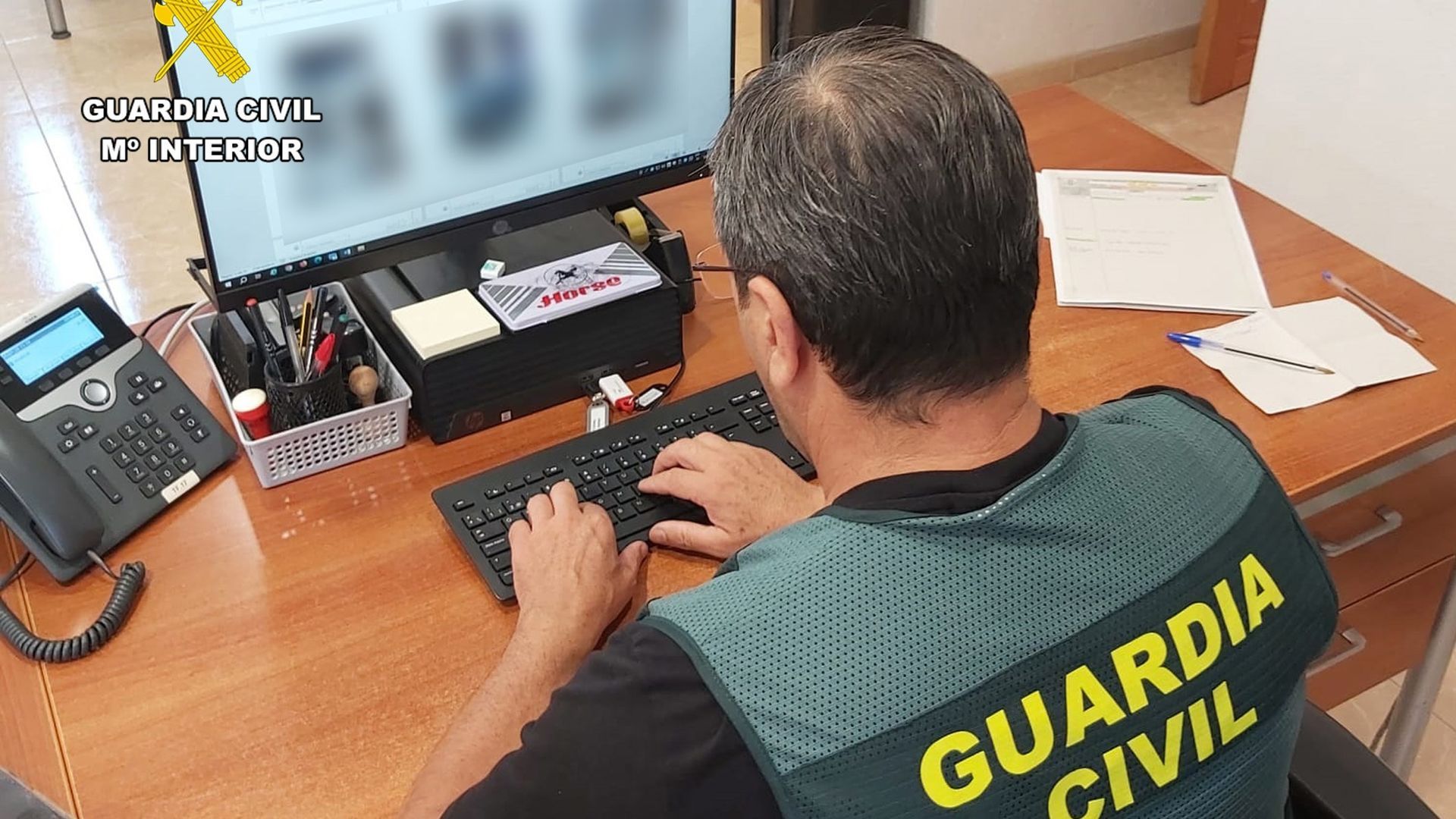 Un agente de la Guardia Civil
