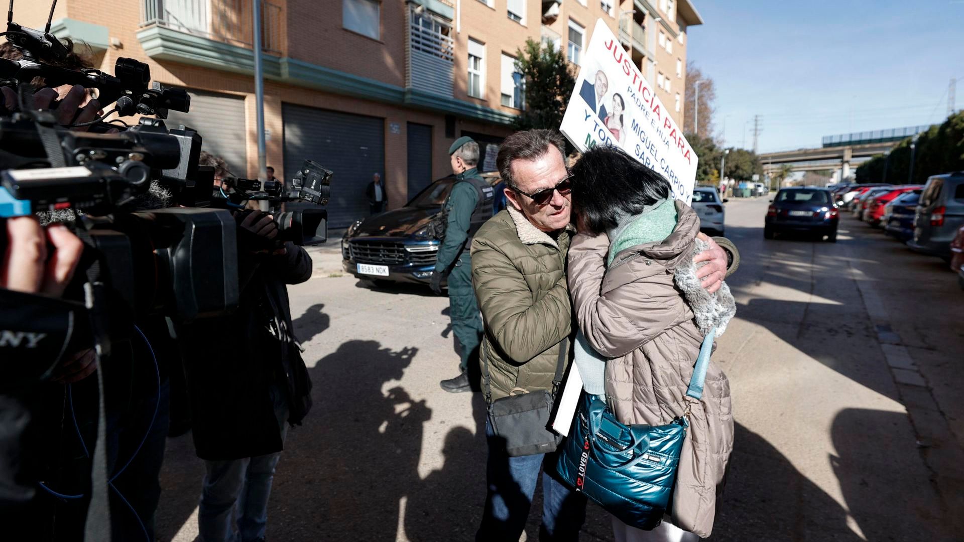 Una familiar de las víctimas emocionada tras la salida de Pradas y Cuenca de los juzgados
