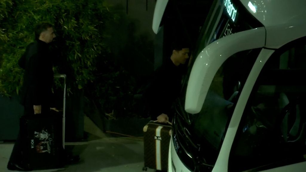 El rostro serio de Xabi Alonso y sus jugadores en la llegada a Madrid tras la Supercopa de España