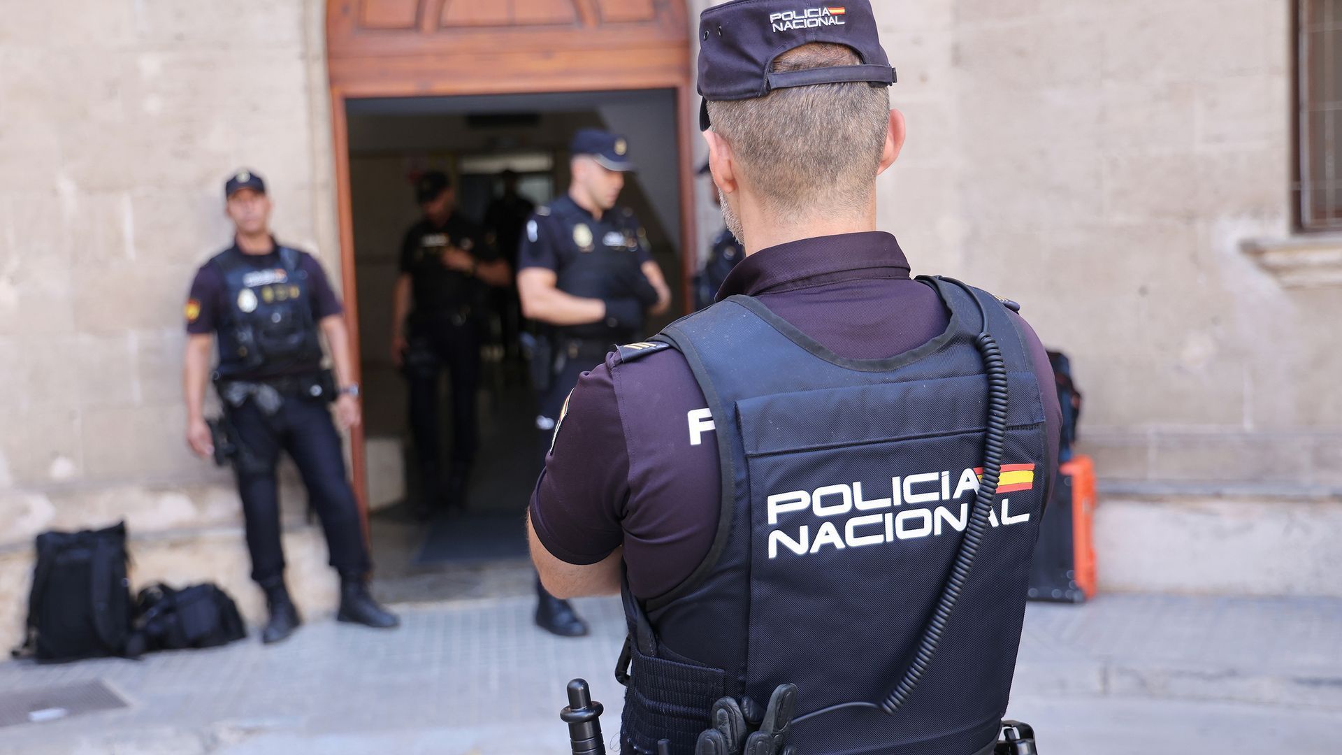 Archivo - Varios policías en los juzgados de Palma.