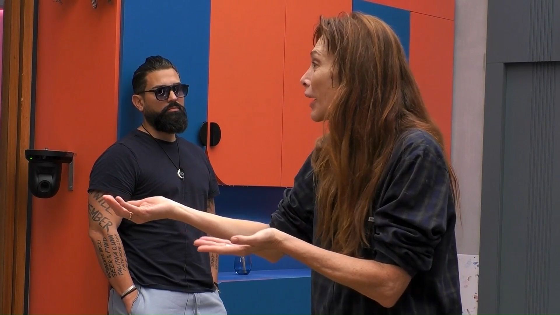 Cristina Piaget habla mientras es observada de cerca por John Guts