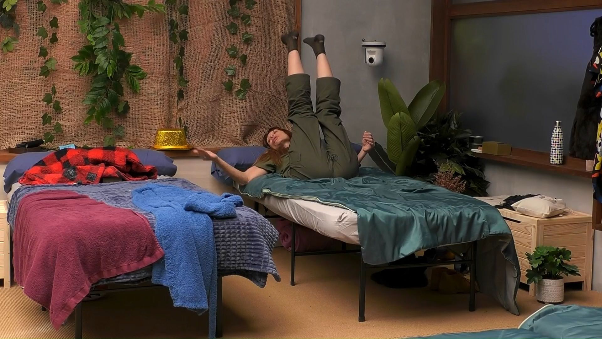 Cristina Piaget sigue con sus estiramientos de piernas en la cama