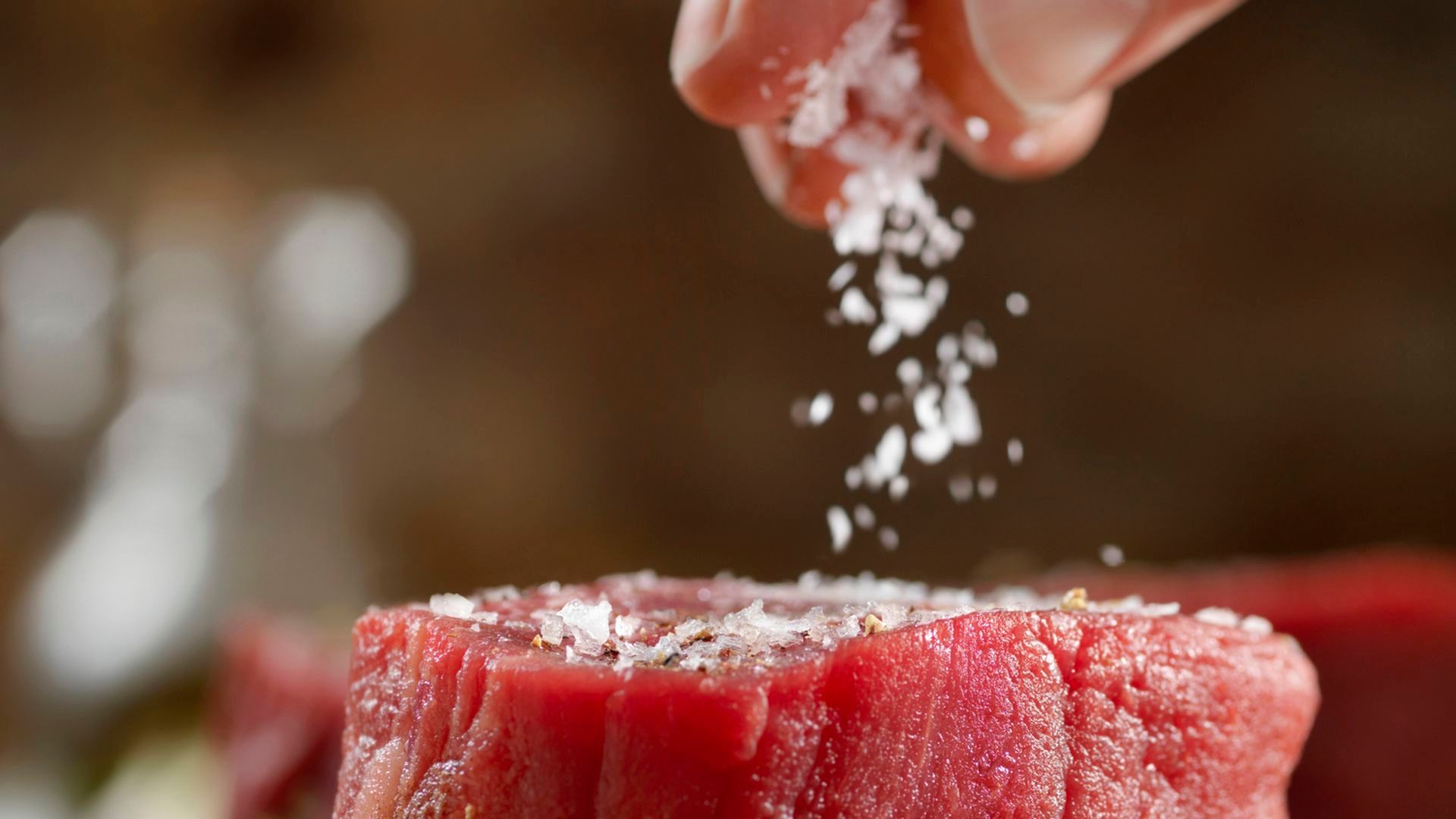 ¿Cuándo echar la sal a la carne para que quede más tierna? ¿Cuándo echar la sal a la carne para que quede más tierna?