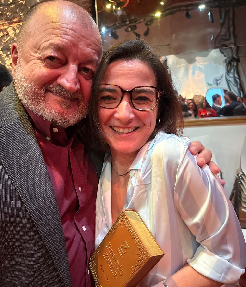 Esther López junto a su profesor y escritor Alejandro Gandara