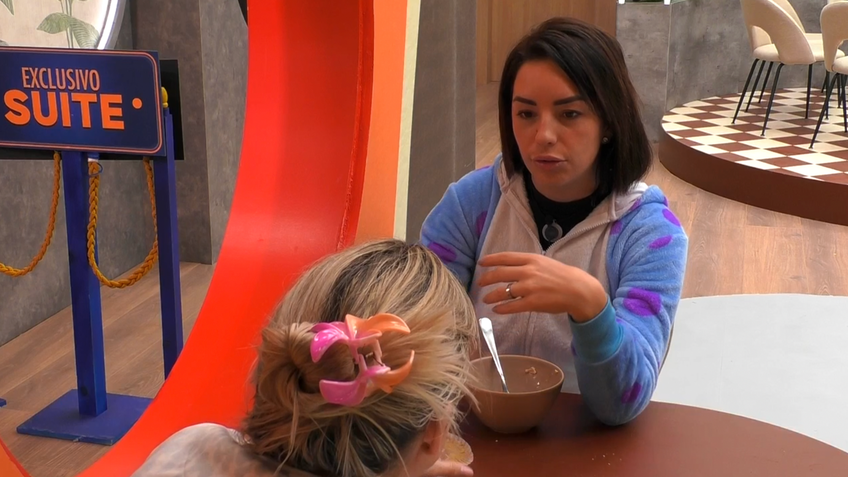 Gloria y Anita cenando