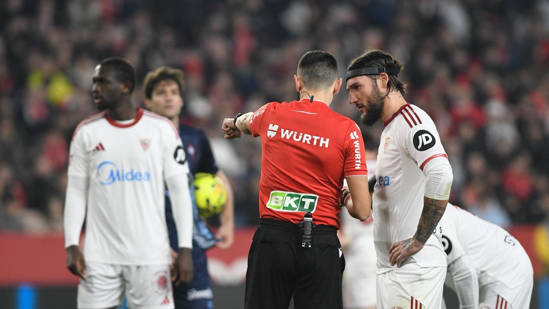 Gudelj habla con Sánchez Martínez en el Sevilla - Celta