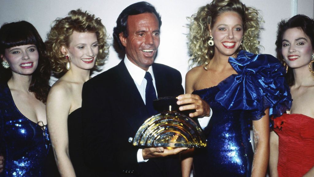 El polémico comportamiento de Julio Iglesias con las mujeres, en imágenes