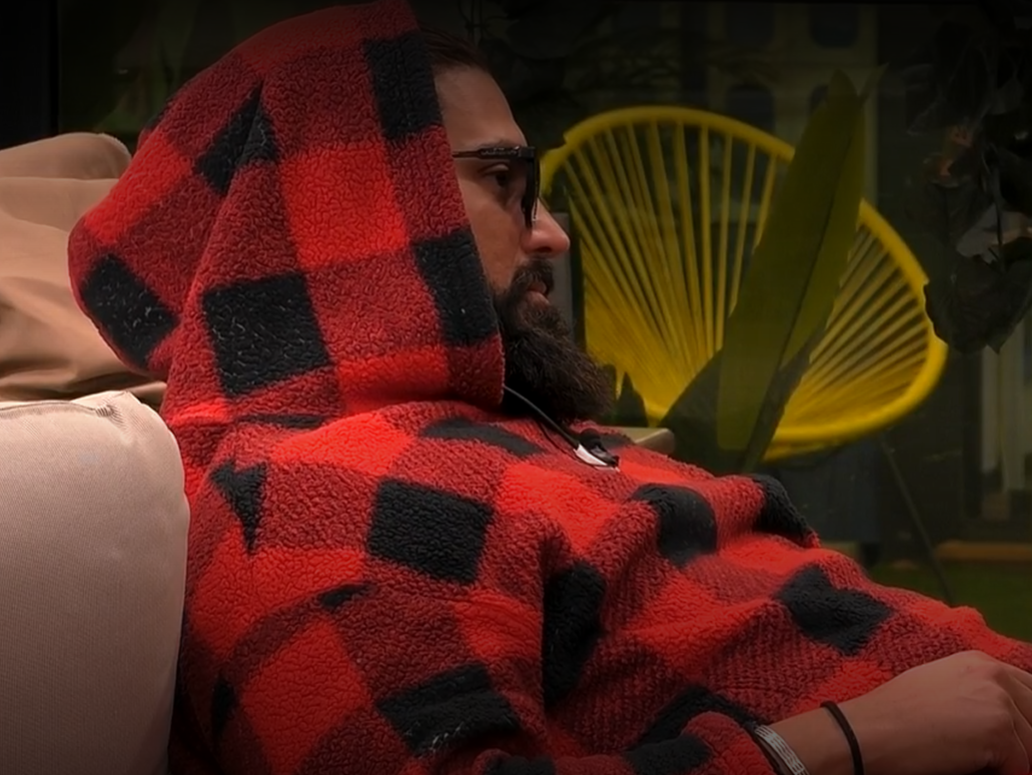 John le hace un traje de Belén