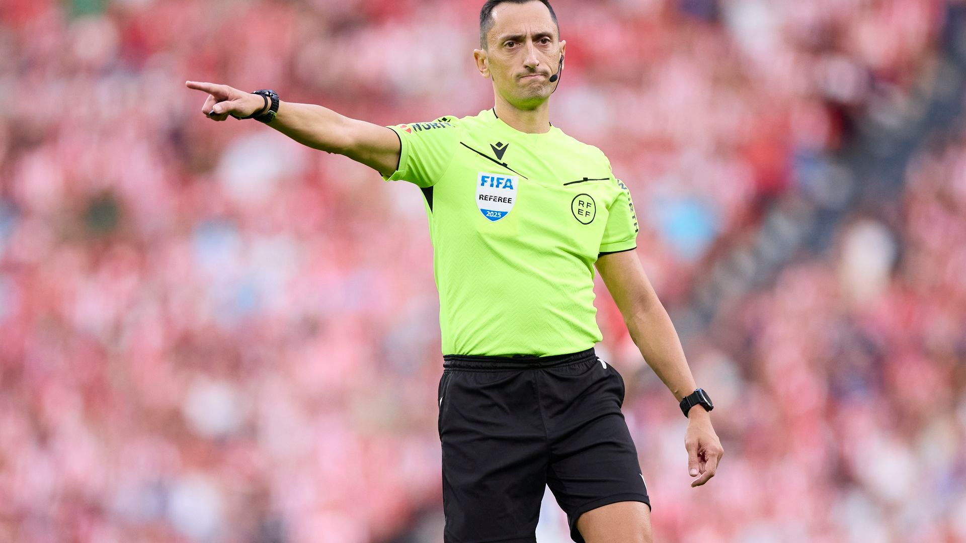 José María Sánchez Martínez arbirando un partido de LALIGA EA Sports