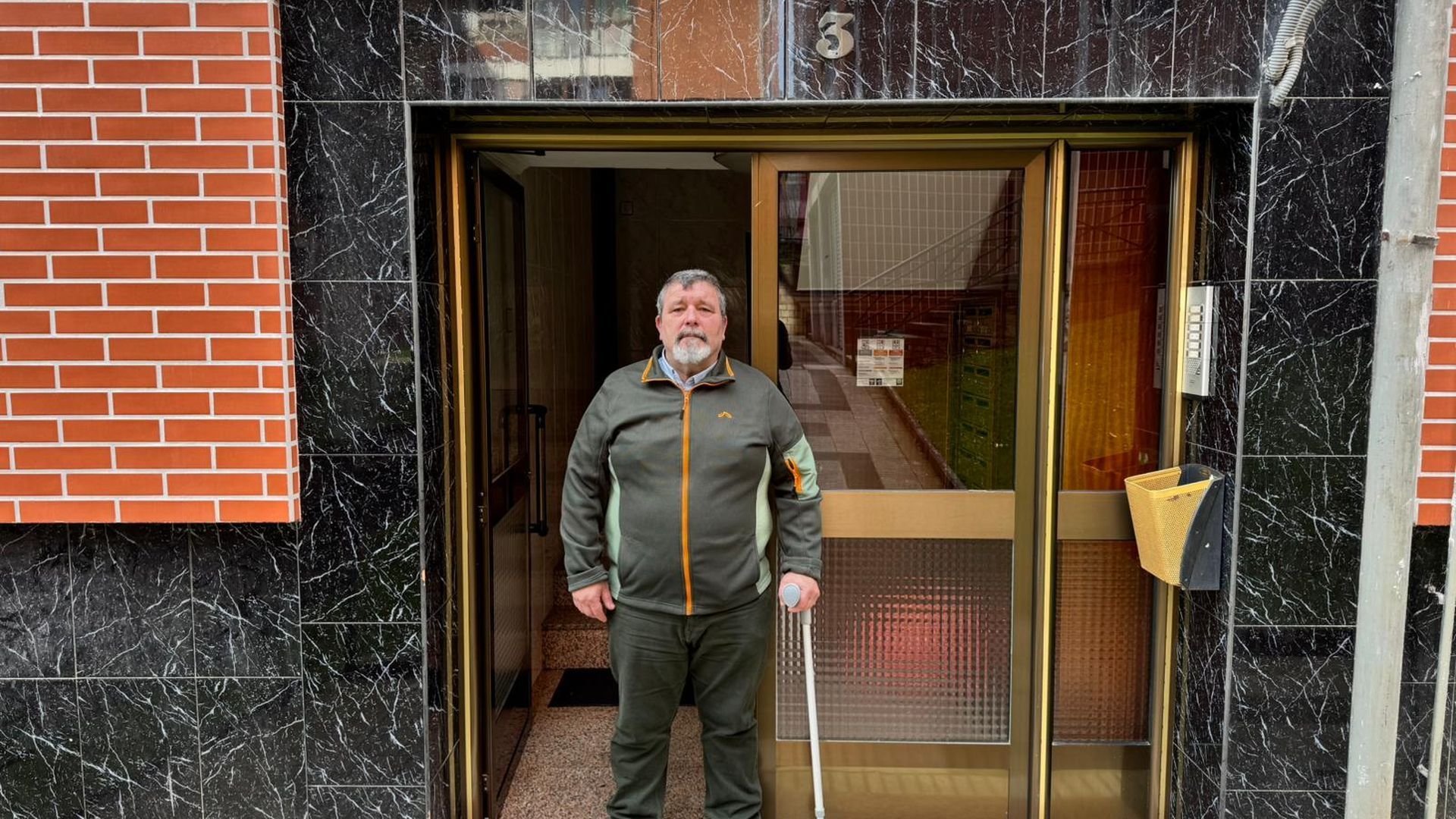 Juan Enrique Pastor, de 57 años en el portal de su casa