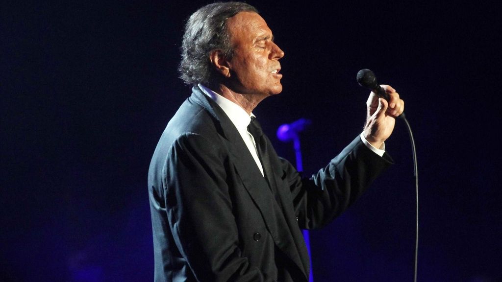 Los dos delitos por los que se investiga a Julio Iglesias: agresión sexual y trata