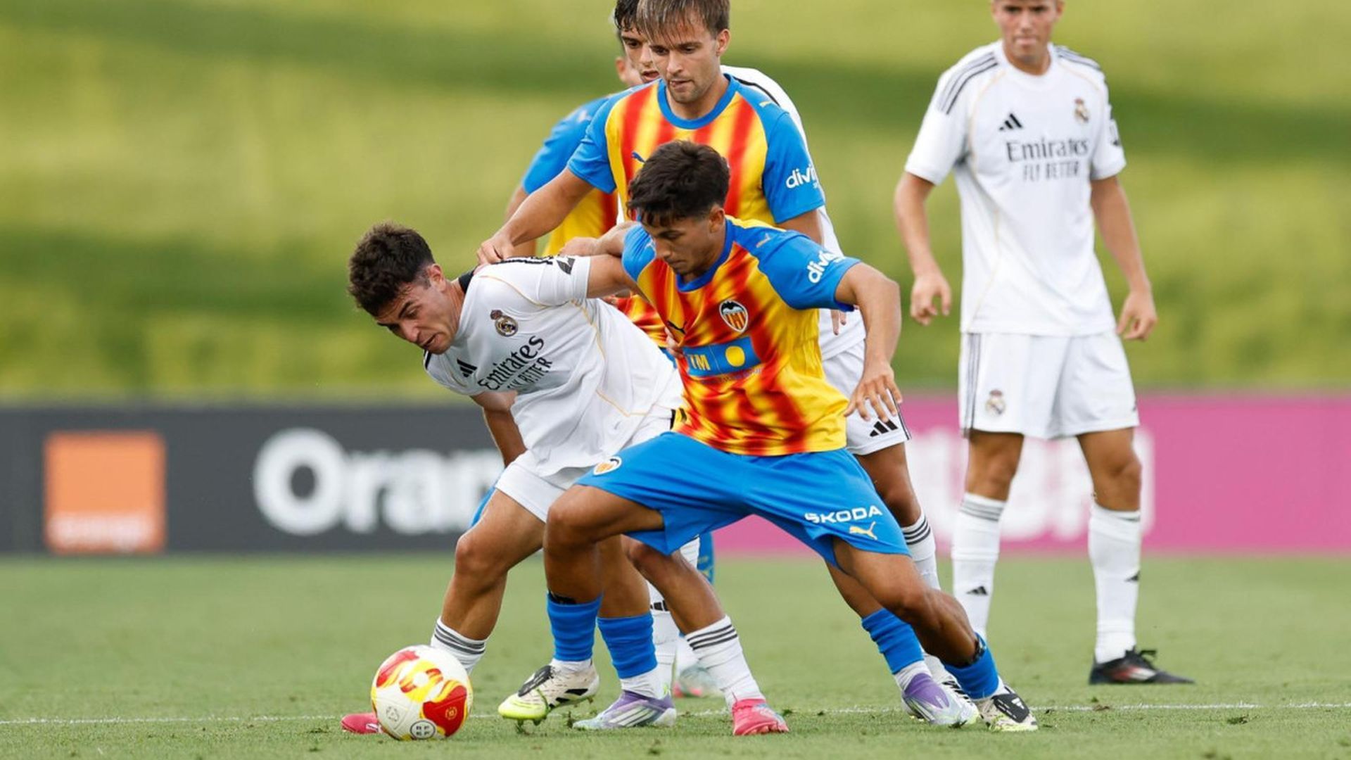 Marcos Navarro, luchando un balón, ya le marcó al Madrid de Arbeloa