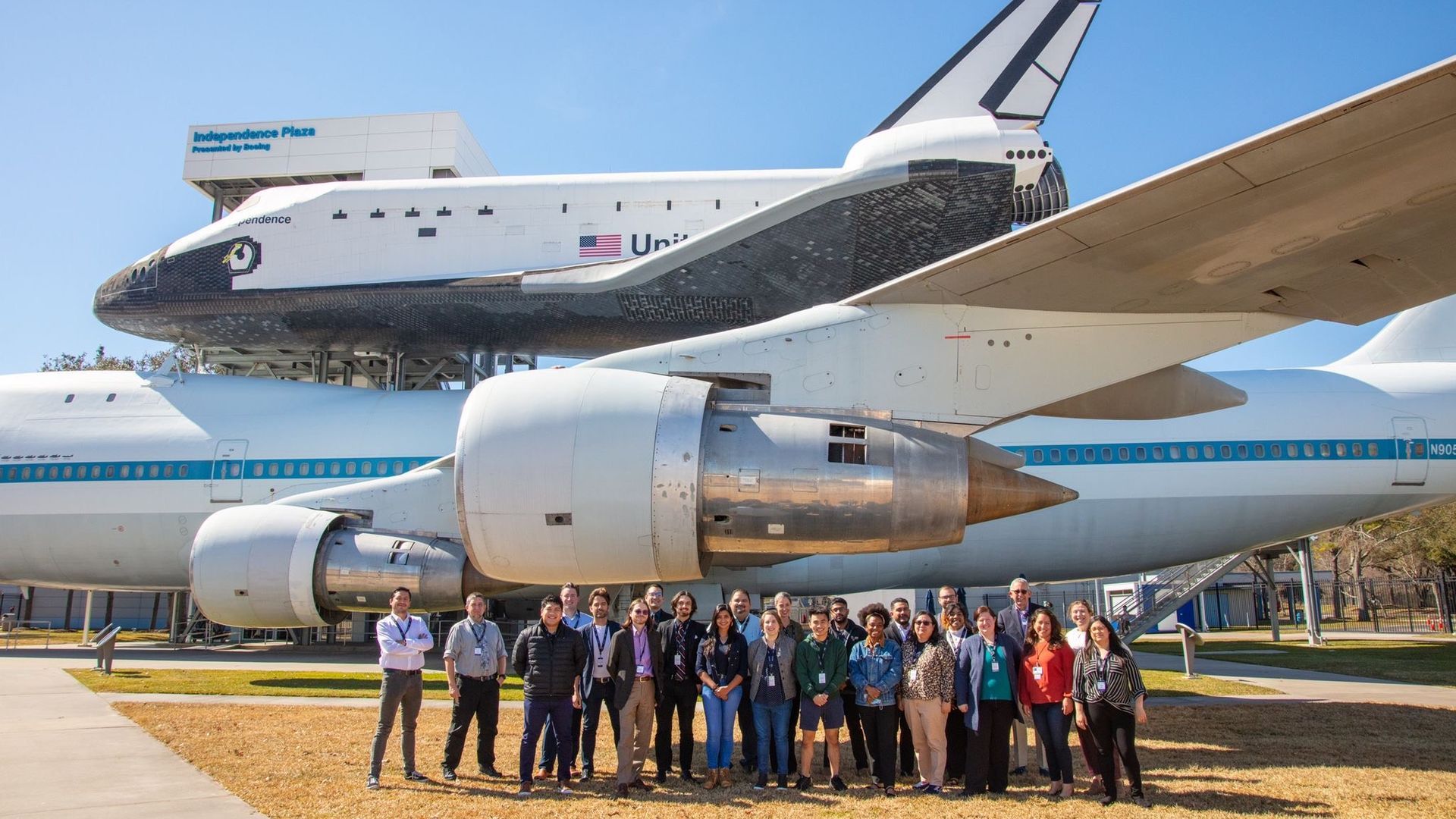 Miguel Ángel López y su equipo con la primera cohorte de NASA Accelerate Space, en Houston, Texas